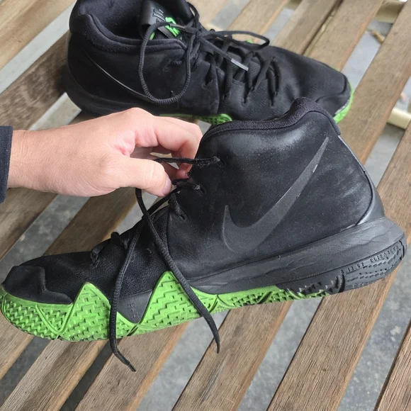 Nike Kyrie 4 Halloween - Picture 5 of 12